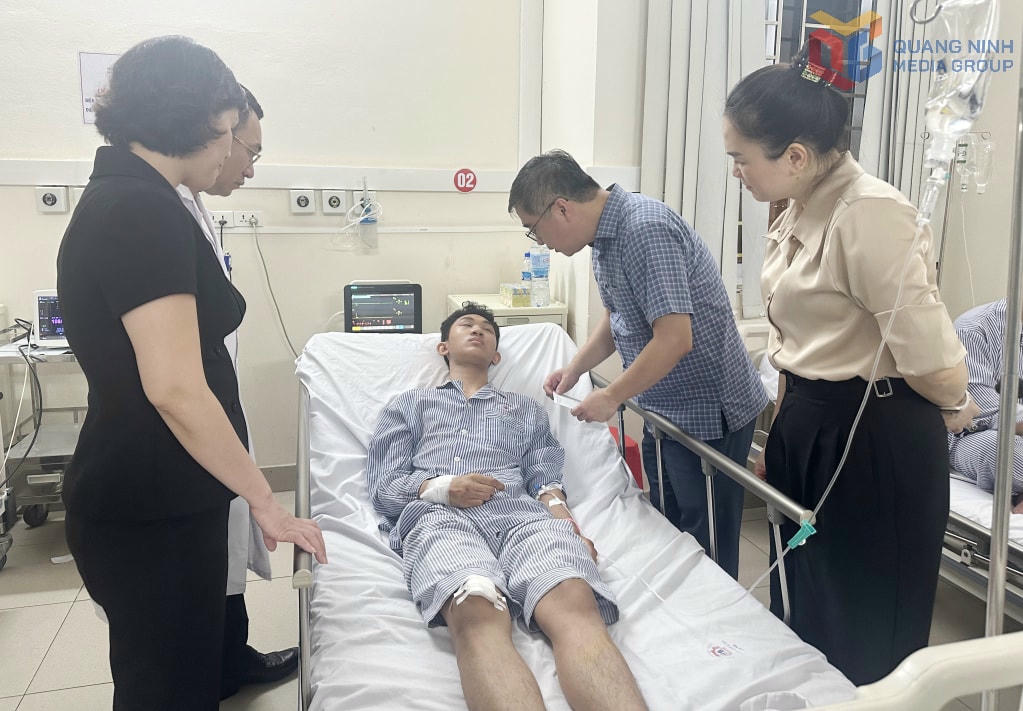 Lãnh đạo Ủy ban MTTQ tỉnh thăm hỏi, trao hỗ trợ cho người bị nạn. Ảnh: QMG.