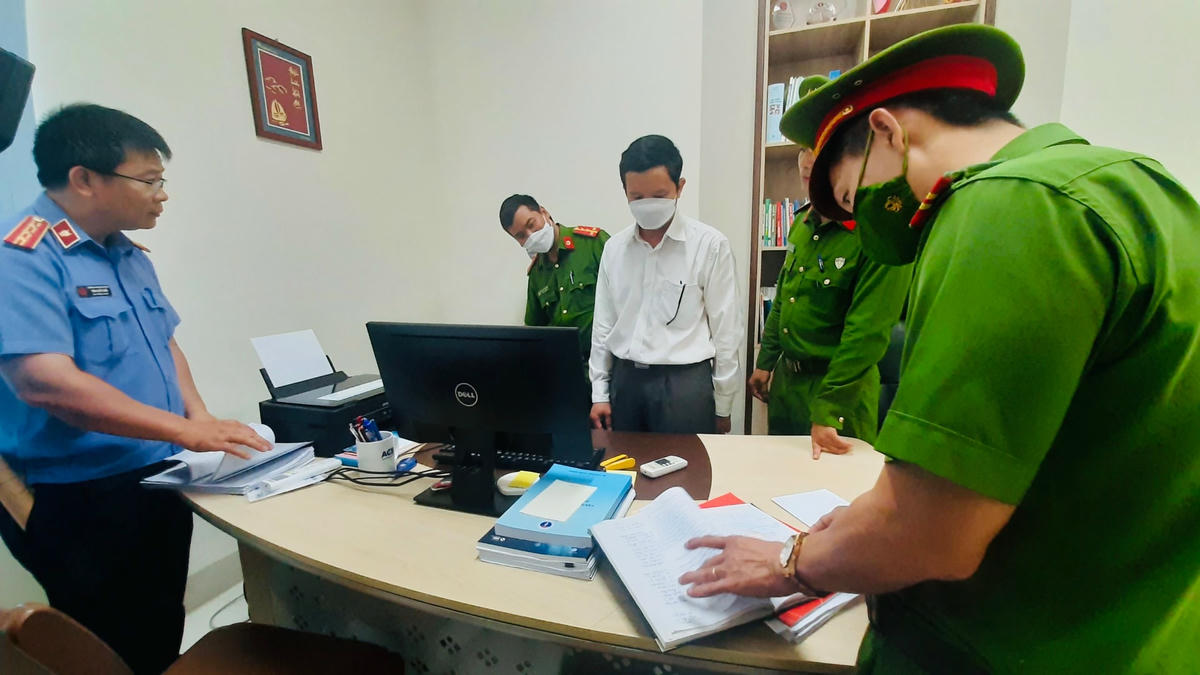 Riêng Trịnh Quang Trí và ông Trần Thanh Mỹ (Trưởng phòng Tài chính - kế toán), bà Trần Thị Nguyên Hằng (nhân viên khoa xét nghiệm) bị Cơ quan Cảnh sát điều tra Công an tỉnh Đắk Lắk bắt tạm giam vào trưa ngày 27/5. 