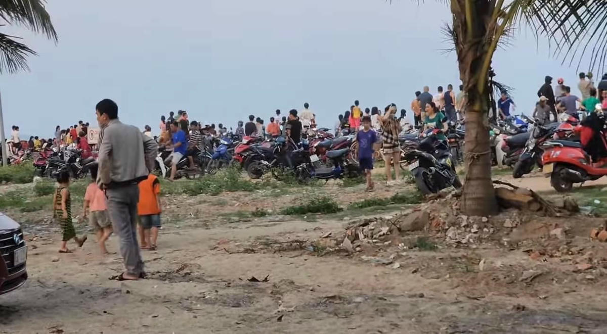 Người dân nghe tin ra đứng tại khu vực bờ biển nơi 2 nạn nhân bị sóng cuốn.