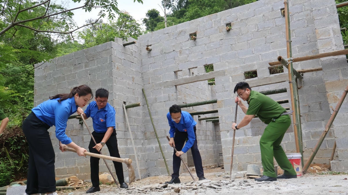 Huyện đoàn Cao Lộc (tỉnh Lạng Sơn) tham gia đóng góp ngày công lao động cho hộ gia đình hưởng chính sách xóa nhà tạm, nhà dột nát tại thôn Nà Riềng, xã Bình Trung. Ảnh: Bích Thuần