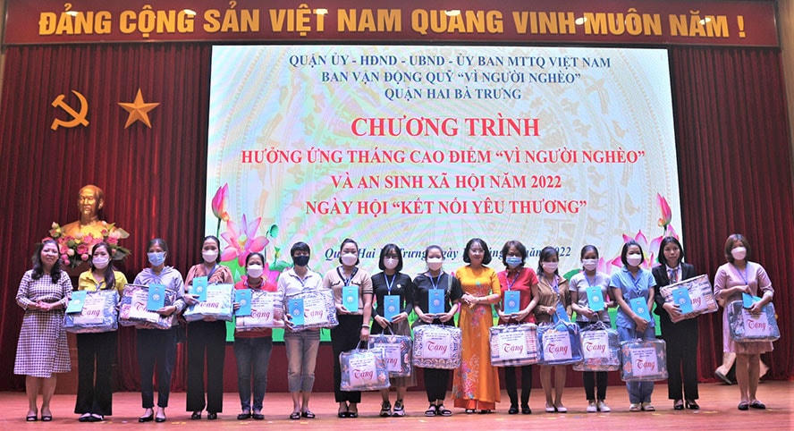 Trao tặng quà cho các giáo viên có hoàn cảnh khó khăn trên địa bàn quận.