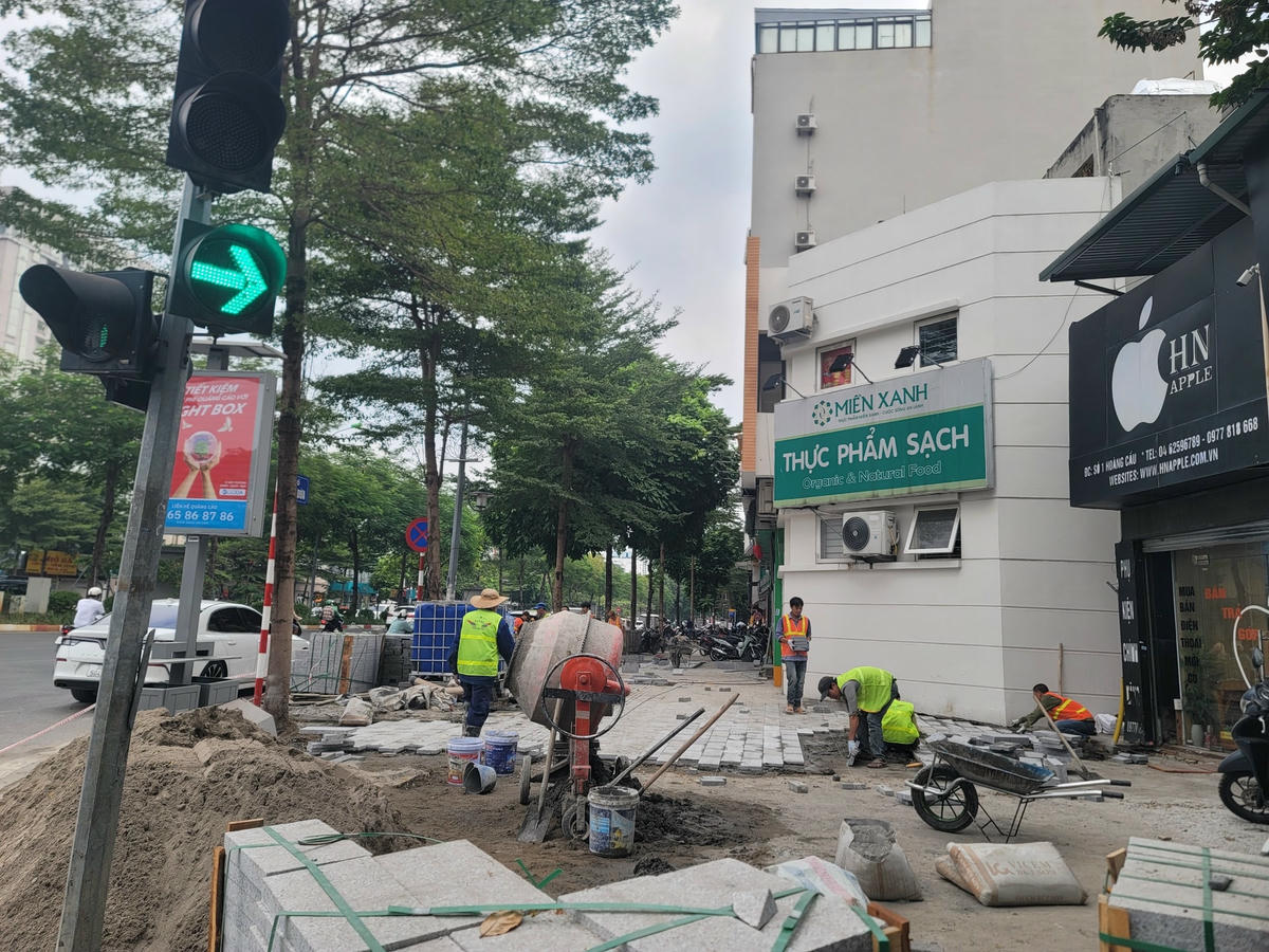 Vỉa hè ngổn ngang vật liệu, máy móc.