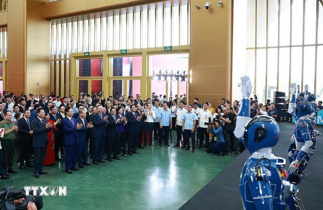 Tổng Bí thư Tô Lâm và Thủ tướng Phạm Minh Chính tham quan trưng bày thành tựu của đất nước tại Trung tâm Triển lãm Việt Nam. (Ảnh: Dương Giang/TTXVN) ttxvn-tong-bi-thu-va-thu-tuong-du-le-khanh-thanh-khoi-cong-cac-du-an-3.jpg