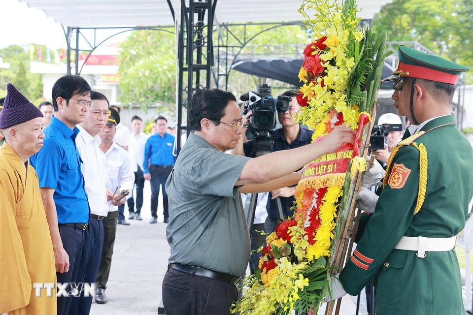 Thủ tướng Phạm Minh Chính dâng hoa tưởng niệm các Anh hùng liệt sỹ tại Nghĩa trang liệt sỹ Quốc gia Đường 9. (Ảnh: Dương Giang/TTXVN)