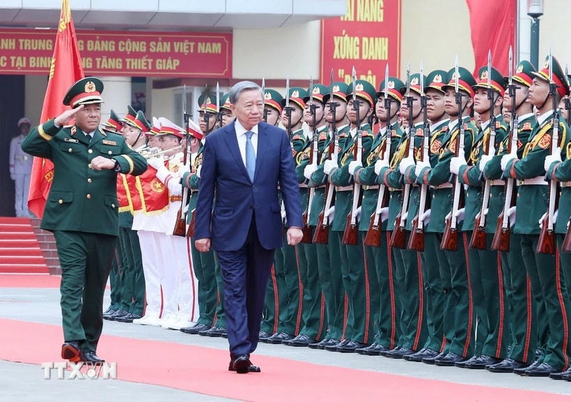 Tổng Bí thư Tô Lâm đến thăm và làm việc với Bộ Tư lệnh Binh chủng Tăng thiết giáp. (Ảnh: Thống Nhất/TTXVN)