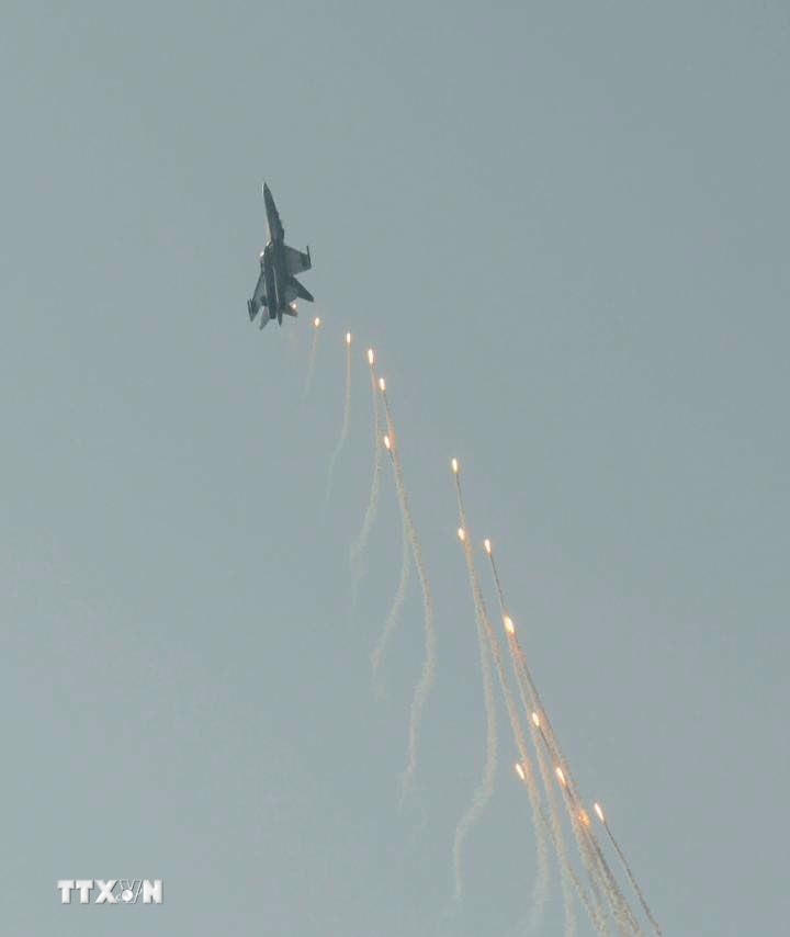 Màn trình diễn phun bẫy nhiệt của máy bay tiêm kích Su-30MK2 trên bầu trời Thành phố Hồ Chí Minh. (Ảnh: TTXVN)