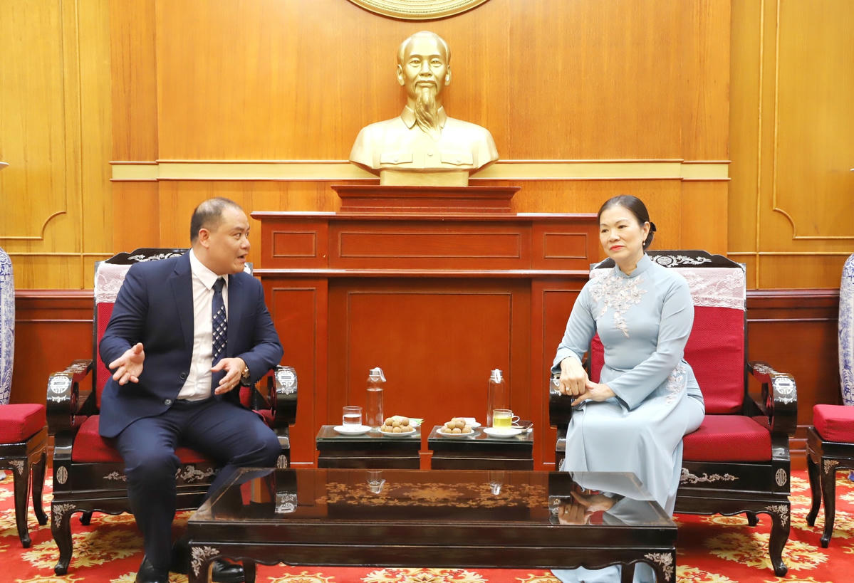 Phó Chủ tịch Trương Thị Ngọc Ánh thân mật tiếp đoàn.