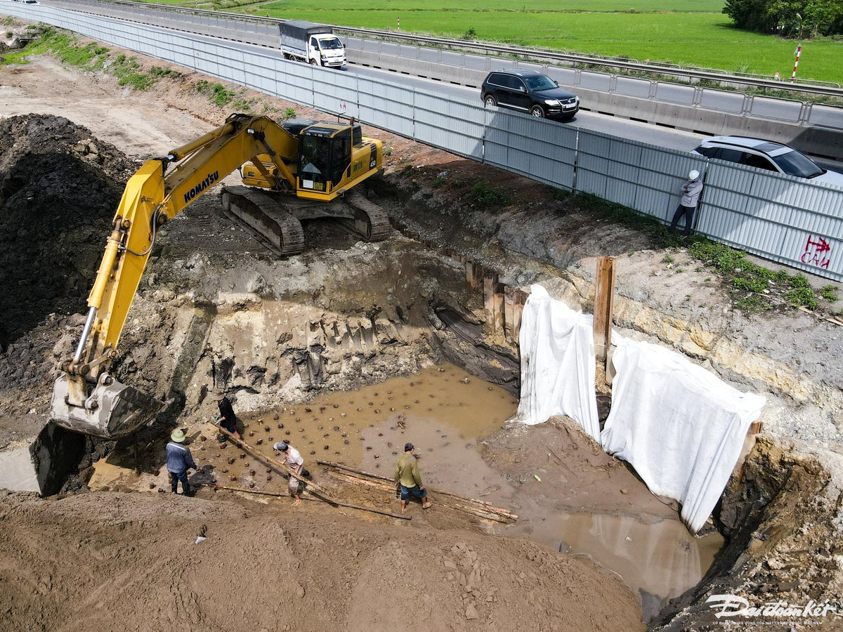 Do khu vực 2 bên đường cao tốc là đồng ruộng, vì vậy, đơn vị thi công phải tiến hành đóng cọc gỗ, sau đó mới san nền. Ảnh: Đình minh