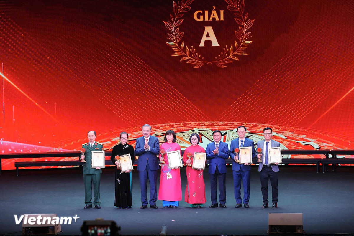 Các tác giả nhận Giải A. (Ảnh: Hoài Nam/Vietnam+) vnp-bualiem6.jpg
