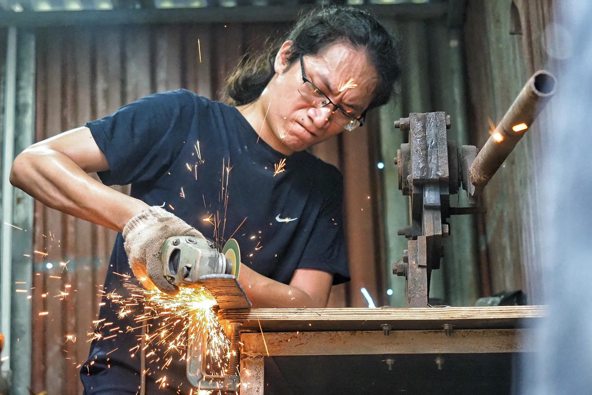 Anh Hoàng Mạnh Chiến người rèn dao Damascus.