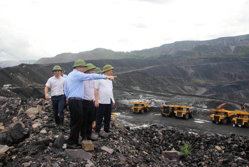 Đồng chí Nghiêm Xuân Cường, Phó Chủ tịch UBND tỉnh, kiểm tra tại bãi thải mỏ Công ty CP Than Đèo Nai - Cọc Sáu.