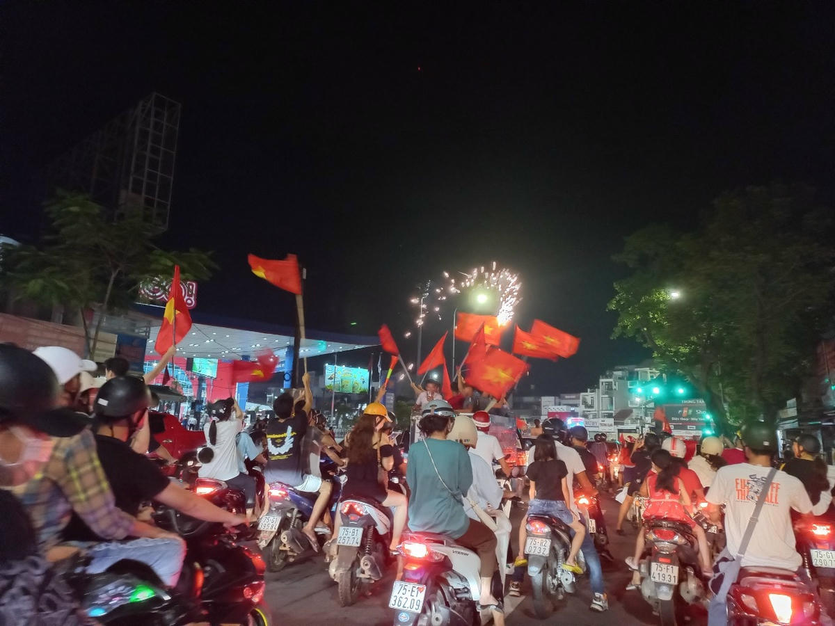 Cờ Tổ quốc tung bay rợp đường phố.