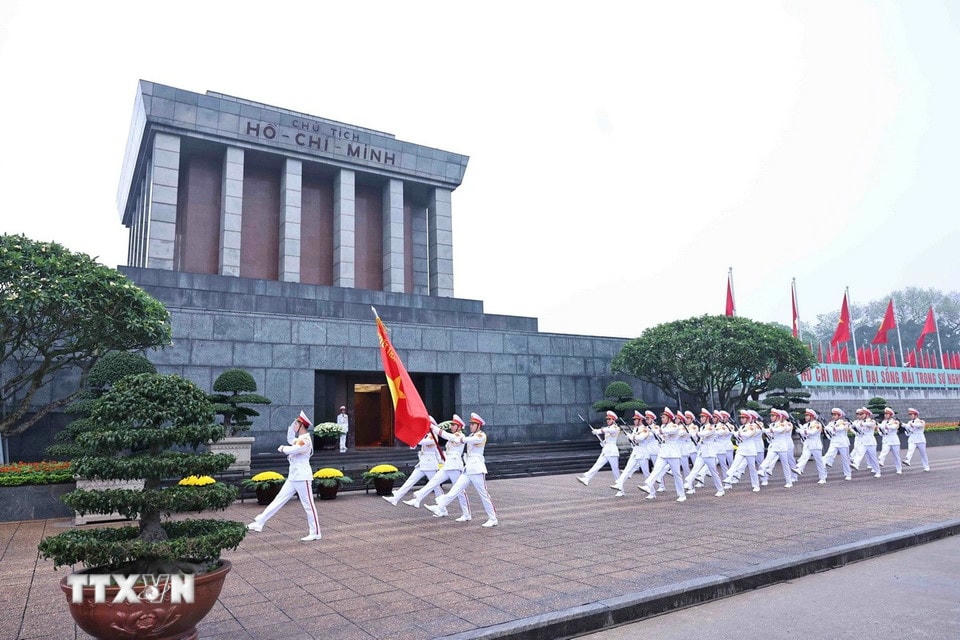 Sáng 30/4, Lễ chào cờ và cử Quốc thiều được tổ chức vô cùng thiêng liêng và đặc biệt tại Quảng trường Ba Đình lịch sử nhân dịp kỷ niệm 50 năm Ngày Giải phóng miền Nam thống nhất đất nước (30/4/1975-30/4/2025). (Ảnh: Minh Đức/TTXVN)