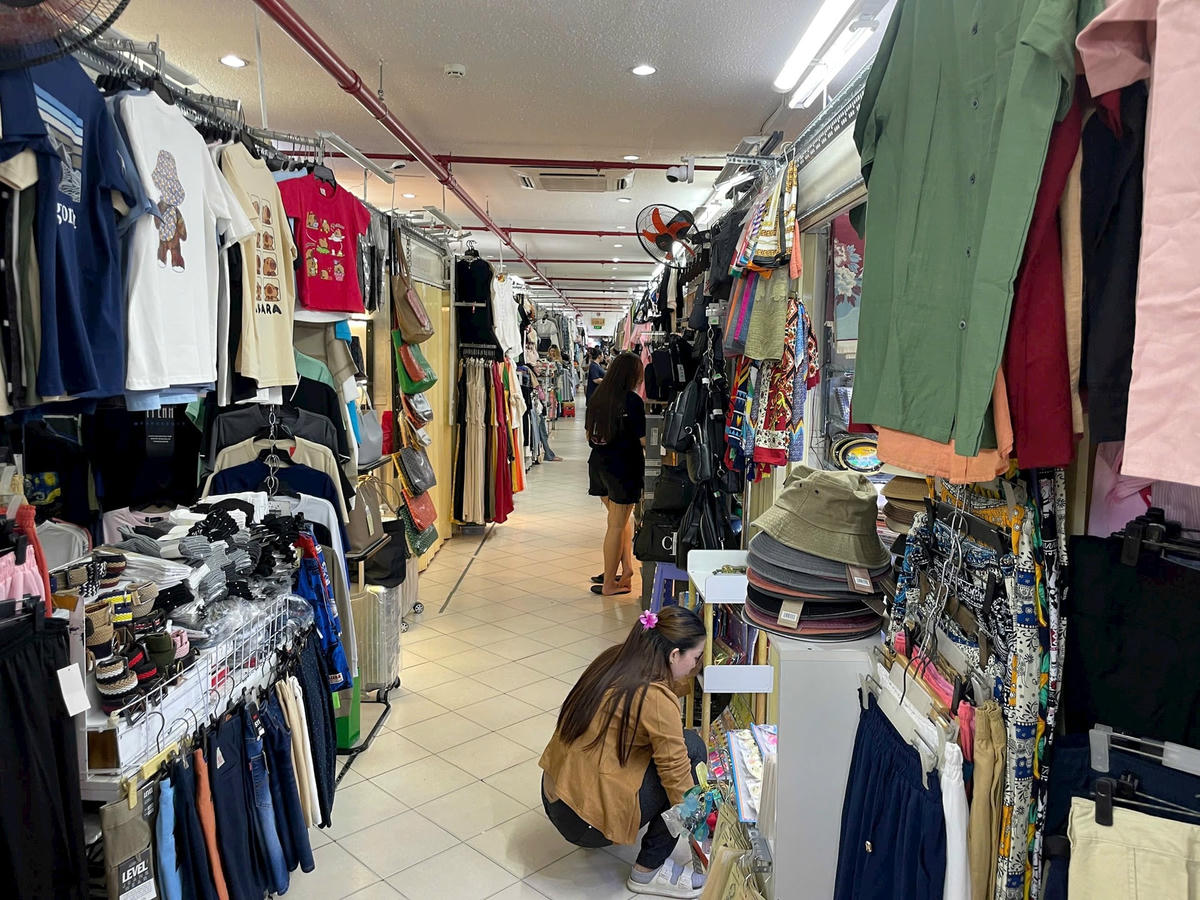 Chợ - Sau khi lực lượng chức năng kiểm tra hàng giả người mua cũng có phần dè chừng với hàng giả nên không khí mua sắm bị trùng xuống