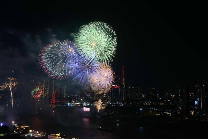 Mãn nhãn màn pháo hoa mừng 50 năm thống nhất đất nước tại Thành phố Hồ Chí Minh. (Ảnh: Mạnh Linh/TTXVN)