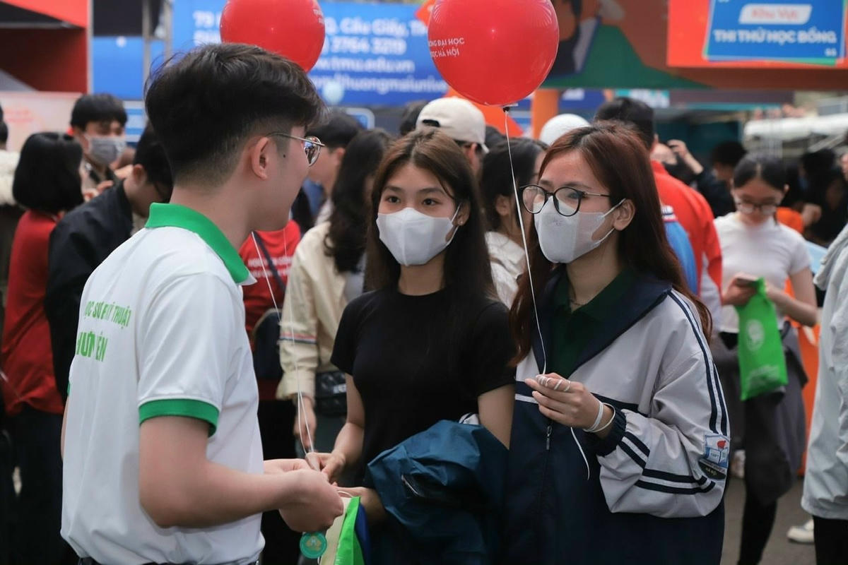 Thí sinh nghe tư vấn tuyển sinh của trường đại học.