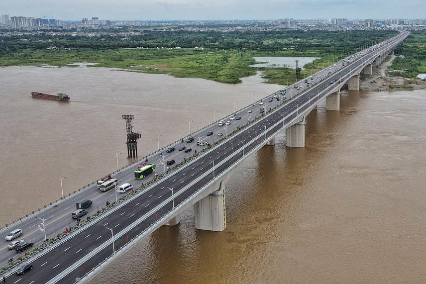 Cầu Vĩnh Tuy 2 bắc qua sông Hồng vừa được đưa vào khai thác nhằm giảm tải tình trạng ùn tắc giao thông.
