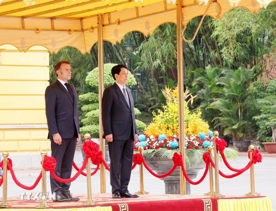 Chủ tịch nước Lương Cường và Tổng thống Pháp Emmanuel Macron nghe quân nhạc cử Quốc thiều hai nước. (Ảnh: Lâm Khánh/TTXVN)