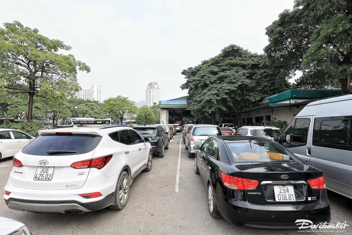 Hàng dài phương tiện xếp hàng chờ đăng kiểm ở Hà Nội.