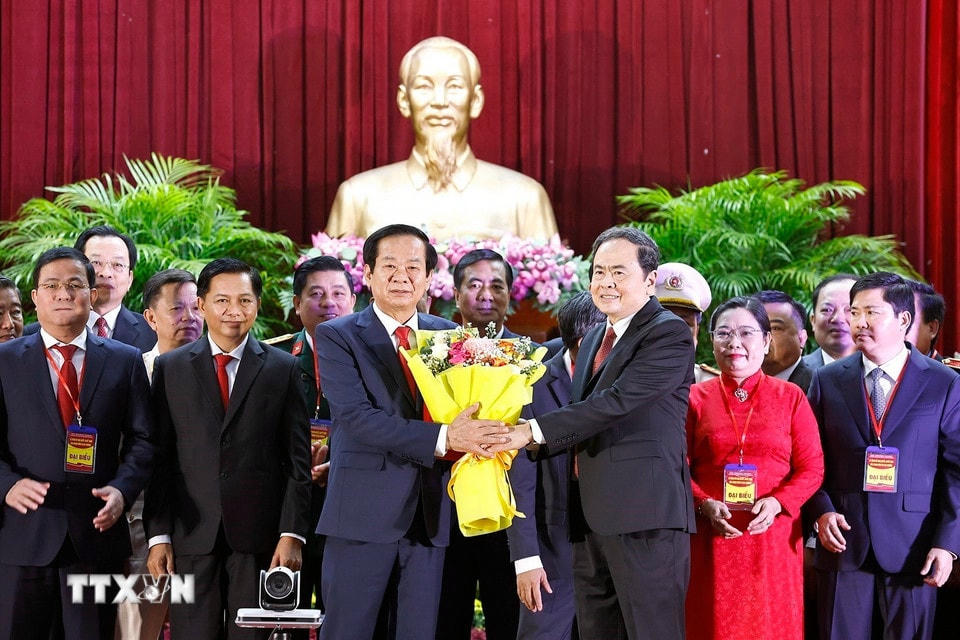 Chủ tịch Quốc hội Trần Thanh Mẫn chúc mừng ông Đỗ Thanh Bình, Ủy viên Trung ương Đảng, Bí thư Thành ủy Cần Thơ. (Ảnh: Doãn Tấn/TTXVN)