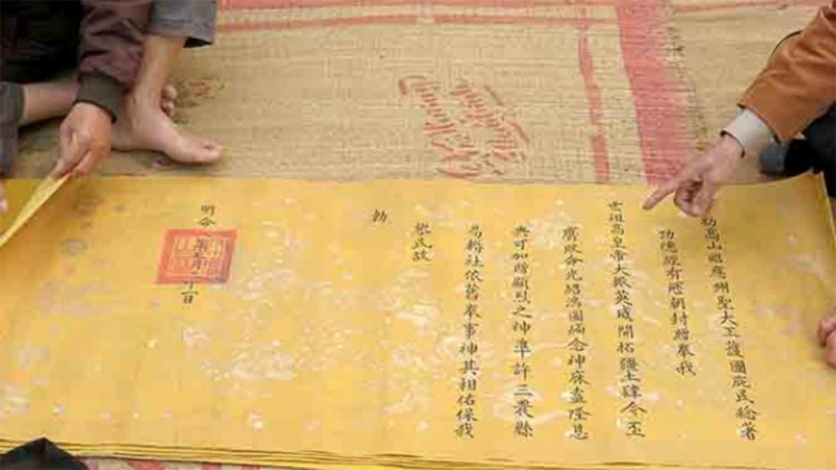 Một trong những sắc phong ở đền Quốc Tế