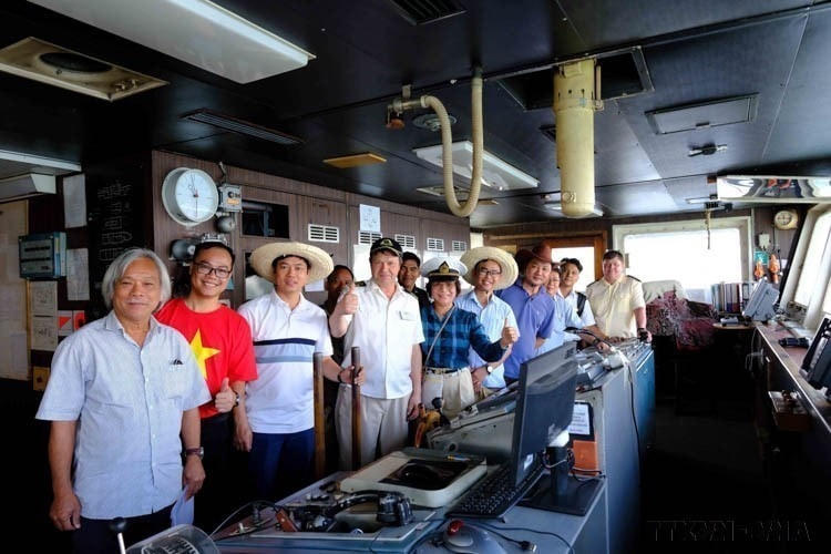 Viện Hàn lâm Khoa học và Công nghệ Việt Nam tổ chức lễ đón tàu nghiên cứu khoa học của Nga mang tên “Viện sỹ Oparin,” bắt đầu chuyến khảo sát hỗn hợp năm 2025 giữa Viện với Viện Hàn lâm Khoa học Nga (Khánh Hòa, 1/5/2025). (Ảnh: TTXVN phát)