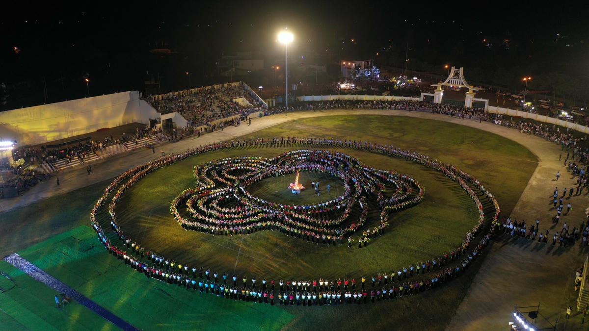 Vòng xoè được tạo hình độc đáo, đẹp mắt.