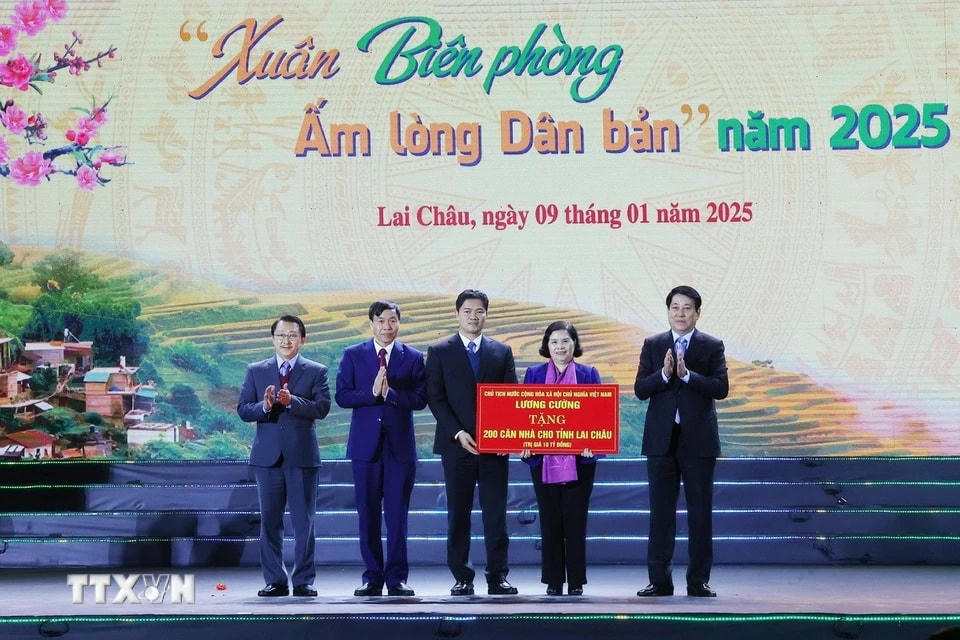 Chủ tịch nước Lương Cường trao tượng trưng tặng 200 căn nhà cho nhân dân tỉnh Lai Châu. (Ảnh: Lâm Khánh/TTXVN)