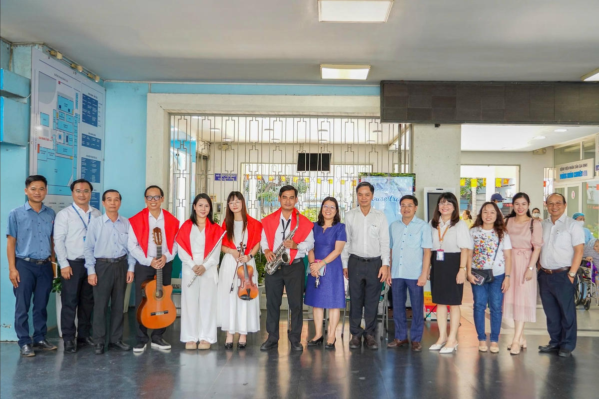 Trải qua 3 lần tổ chức, chương trình “Giai điệu Blouse trắng” dần trở thành nét đẹp văn hóa tinh thần của Bệnh viện Nhân dân Gia Định, góp phần lan tỏa năng lượng tích cực, giúp người bệnh thêm vững tin trong hành trình điều trị. Ảnh: M.T