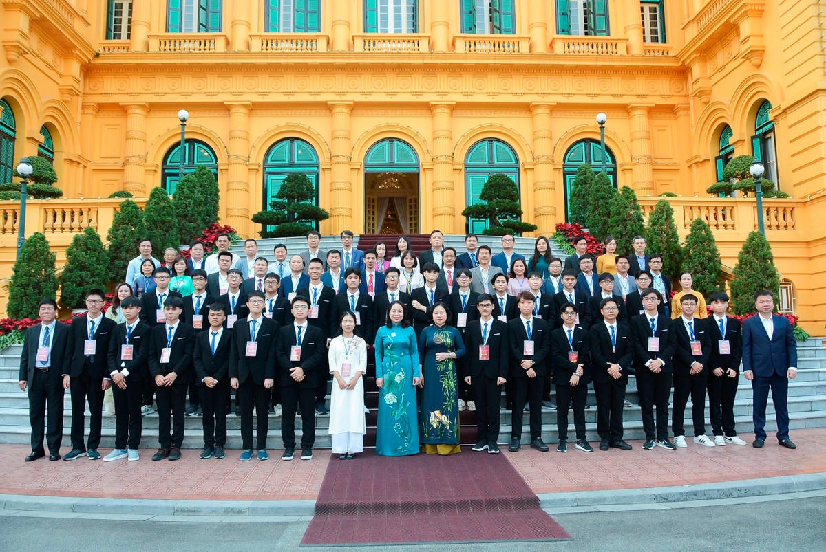 pho-chu-tich-nuoc-vo-thi-anh-xuan-gap-mat-hoc-sinh-doat-giai-olympic-quoc-te-va-khu-vuc-nam-2023.jpg
