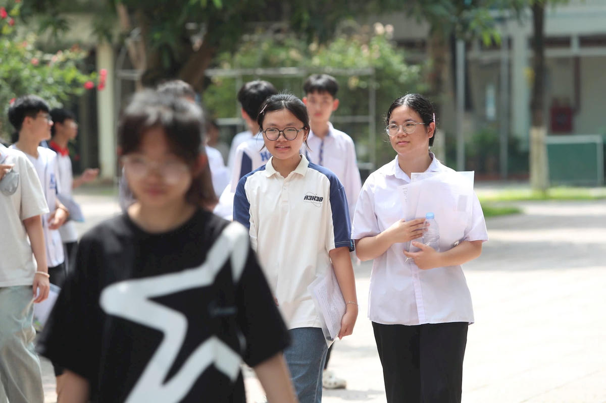 Thí sinh hoàn thành môn thi cuối cùng của kỳ thi vào lớp 10 của Hà Nội sáng 8/6. Ảnh: Lê Khánh.