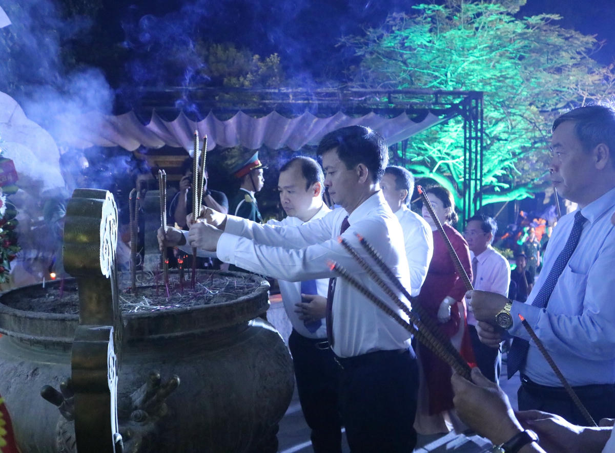 Lãnh đạo tỉnh Quảng Trị dâng hương tưởng nhớ các anh hùng liệt sĩ tại Nghĩa trang Liệt sĩ Quốc gia Trường Sơn.