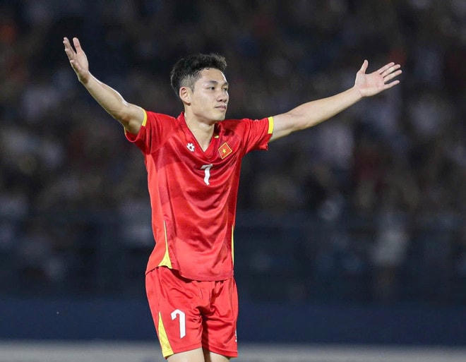 Tiền vệ Hai Long lập siêu phẩm đá phạt mở tỷ số cho Đội tuyển Việt Nam. (Ảnh: hanoifc) 485307329-1064603692375374-4181783715285161690-n.jpg