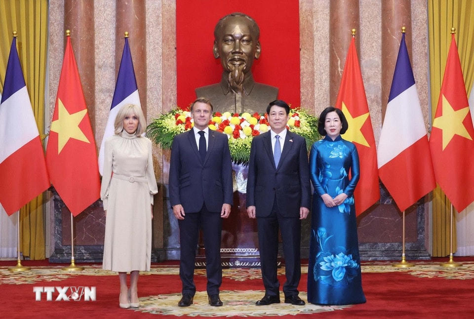 Chủ tịch nước Lương Cường và Phu nhân cùng Tổng thống Pháp Emmanuel Macron và Phu nhân chụp ảnh chung. (Ảnh: Lâm Khánh/TTXVN)