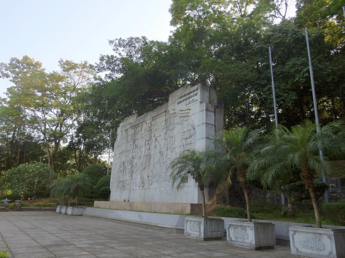 Bức phù điêu là nơi người dân thường ghé qua mỗi khi có dịp về Đền Hùng.