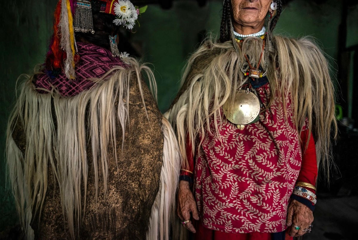 Trang phục được trang trí bằng đồ trang sức bằng bạc, lông động vật và hoa tươi vì chúng tượng trưng cho các vị thần và sự khởi đầu hạnh phúc. Ảnh: VICE.