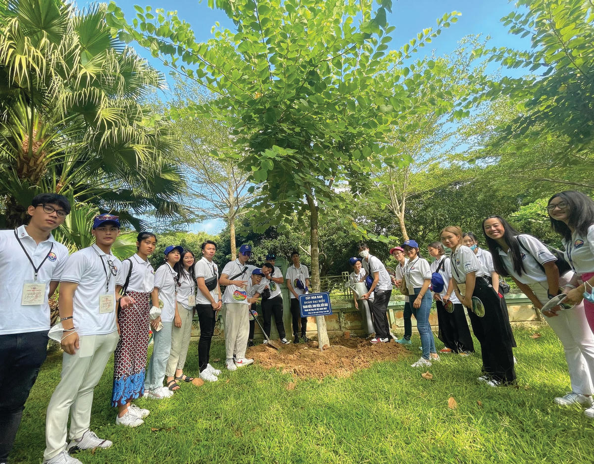 Kiều bào trẻ trồng cây lưu niệm trong khu di tích  Kim Liên (Nam Đàn - Nghệ An). Ảnh: Thái Nhung.  