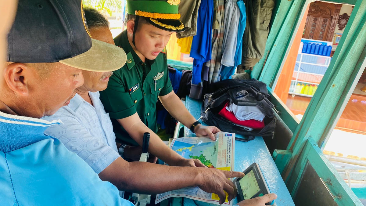 Các ngư dân, doanh nghiệp được hướng dẫn chi tiết, tận tình.