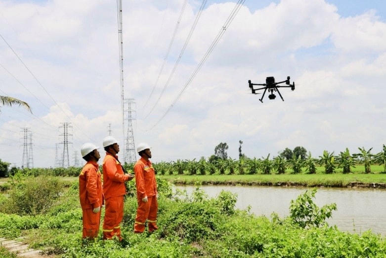 Tổng công ty Truyền tải điện Quốc gia ứng dụng rộng rãi công nghệ Flycam để kiểm tra đường dây truyền tải điện.