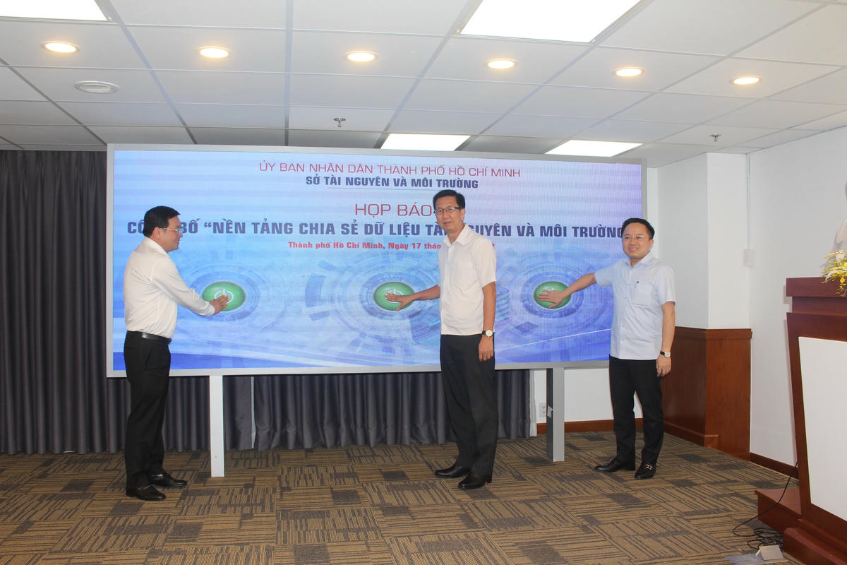 Đại diện lãnh đạo TP HCM và các Sở ngành nhấn nút ra mắt nền tảng.