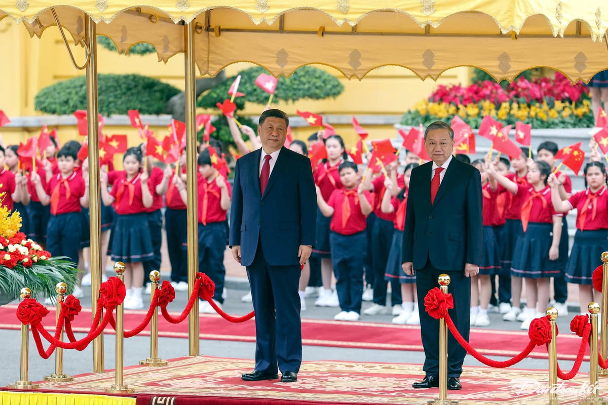 Tổng Bí thư Tô Lâm và Tổng Bí thư, Chủ tịch nước Trung Quốc Tập Cận Bình trên bục danh dự, nghe quân nhạc cử Quốc thiều hai nước. Ảnh: Quang Vinh