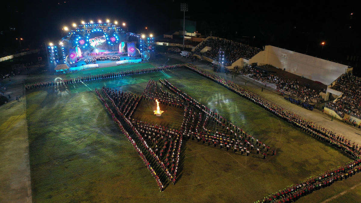 Màn đại xoè thu hút 2023 nghệ nhân, diễn viên quần chúng...