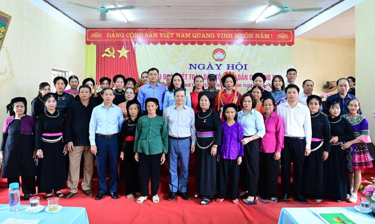 Chủ tịch UBND tỉnh Nguyễn Văn Sơn cùng lãnh đạo Ủy ban MTTQ Việt Nam tỉnh, Chủ tịch huyện Yên Sơn dự chung vui Ngày Đại đoàn kết với Nhân dân thôn Đồng Phạ. Ảnh: TuyenquangOnline