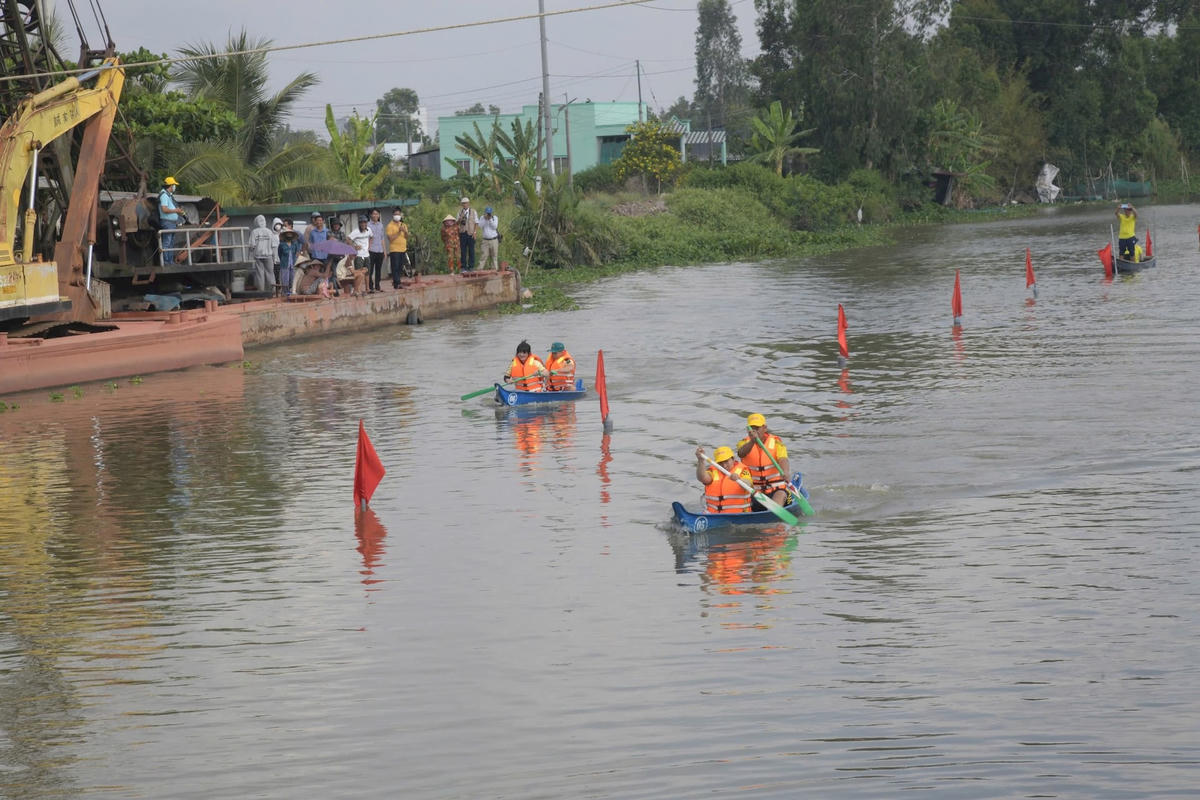 Từ sáng sớm, 33 đội thuộc các xã, ban ngành, đoàn thể, lực lượng vũ trang cấp huyện, các trường học tập kết về điểm xuất phát chuẩn bị thi đấu giải đua xuồng ba lá huyện Vĩnh Lợi mở rộng năm 2025. Ảnh: Nguyên Du