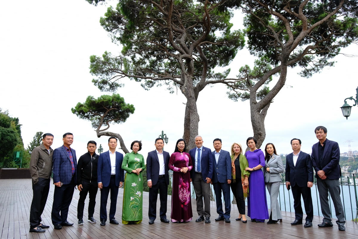 Đoàn chụp ảnh lưu niệm với văn phòng Lãnh sự danh dự Việt Nam tại Thổ Nhĩ Kì.