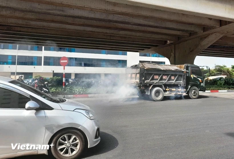 Khói thải từ phương tiện giao thông. (Ảnh: Hùng Võ/Vietnam+)