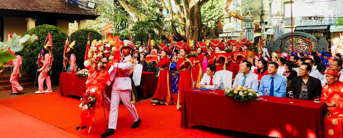 Tham dự có đại diện lãnh đạo Bộ Văn hóa, Thể thao và Du lịch; Thường trực Tỉnh ủy, Hội đồng nhân dân, Ủy ban nhân dân, Ủy ban Mặt trận Tổ quốc Việt Nam tỉnh và lãnh đạo các sở, ban, ngành, đoàn thể của tỉnh, các huyện, thị xã, thành phố cùng đông đảo nhân dân các dân tộc trên địa bàn tỉnh. Ảnh: Thanh Nga.