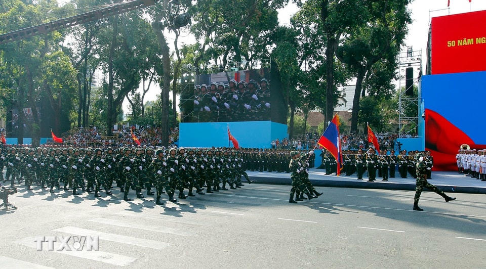 Lực lượng Quân đội nhân dân Lào tham gia Tổng duyệt kỷ niệm 50 năm Ngày Giải phóng miền Nam, thống nhất đất nước. (Ảnh: Thanh Vũ/TTXVN)