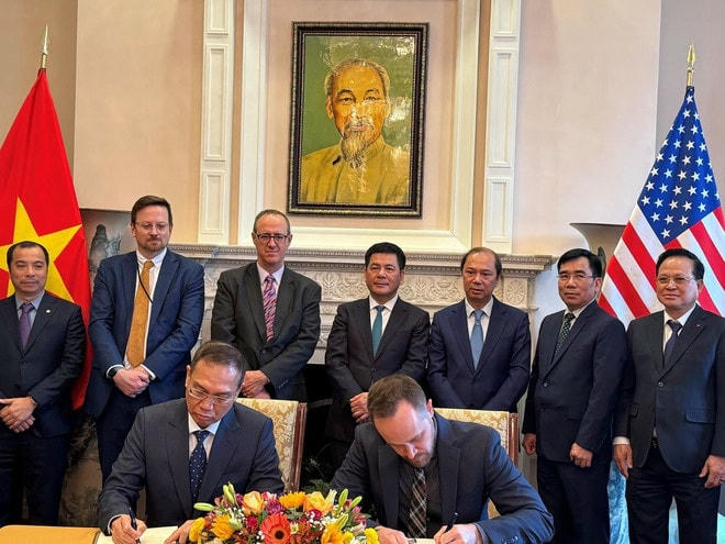 Bộ trưởng Nguyễn Hồng Diên và Đại sứ Nguyễn Quốc Dũng chứng kiến Lễ ký thỏa thuận thương mại giữa doanh nghiệp Việt Nam và đối tác Mỹ. (Ảnh: Hồng Nguyên/TTXVN) vietnam-hoa-ky-2.jpg