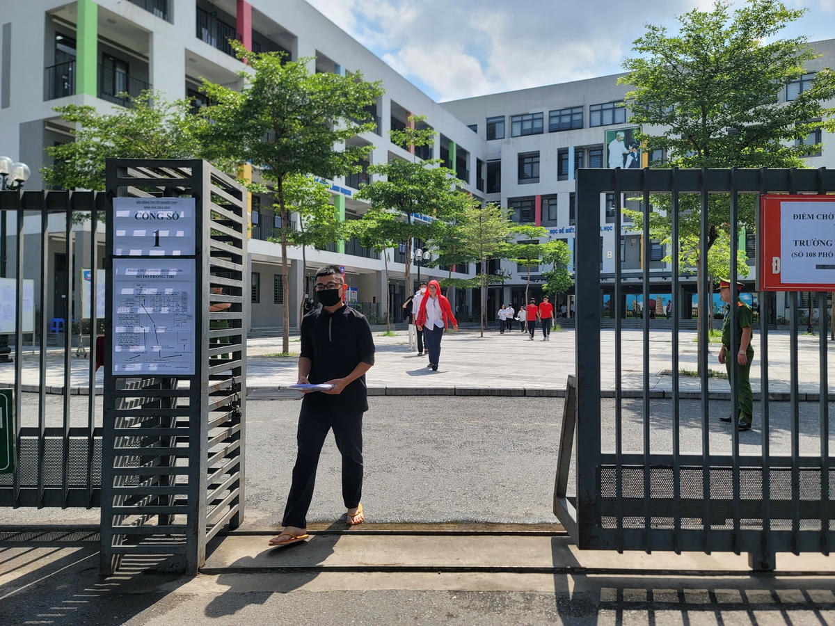 Thí sinh đầu tiên bước ra tại điểm thi trường THPT Yên Hoà.